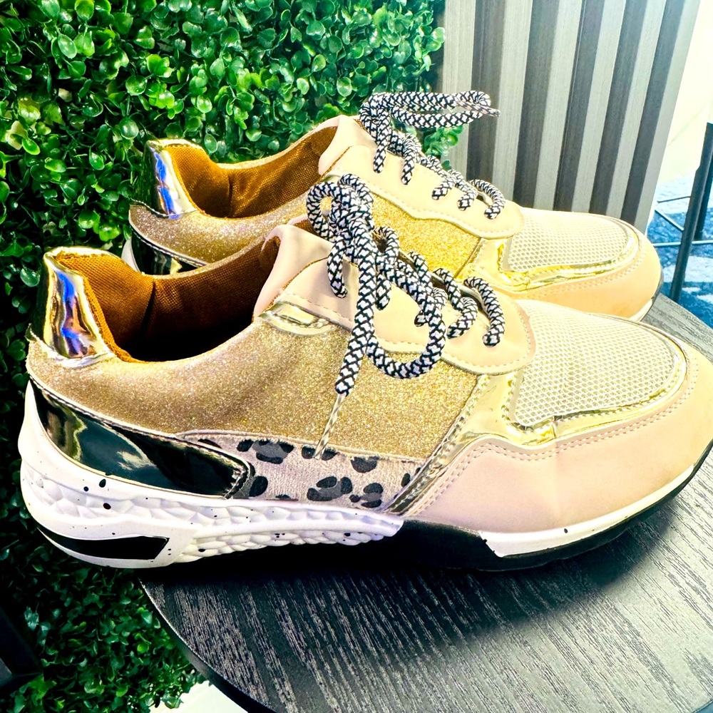 Sneakers tennis, pre owned, size 8.  Good conditions.